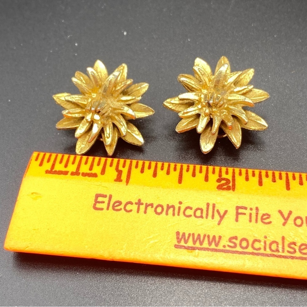 B S K Gold Starburst Earrings vintage Cameo clasp - Picture 7 of 7